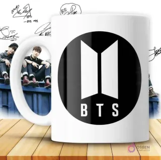 Taza blanca con el icónico logo de BTS en blanco y negro, con la palabra 'BTS' debajo.