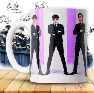 Taza con diseño de tres miembros de BTS (Jin, V, Jungkook) vestidos con elegantes trajes negros y gafas de sol, sobre un fondo de rayas verticales moradas.
