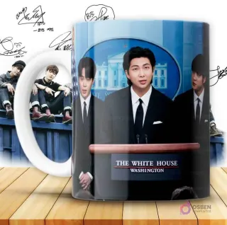Taza con diseño de RM de BTS hablando en el podio de la Casa Blanca, con otros miembros del grupo detrás, simulando un evento oficial.