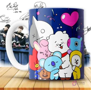 Taza con diseño vibrante de los personajes BT21 (Tata, Chimmy, Cooky, RJ, Koya, Shooky, Mang) con un corazón rosa en la parte superior, sobre un fondo azul oscuro.