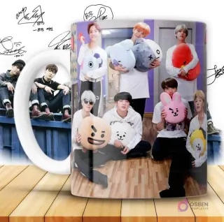 Taza con diseño de los 7 integrantes de BTS sosteniendo peluches de sus respectivos personajes BT21 en un entorno interior con piso de madera.