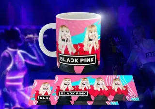 Taza blanca con diseño de Black Pink: Dos imágenes de Lisa sonriendo con atuendo rojo, logo 'BLACK PINK' en negro, fondo ondulado rosa.