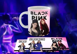 Taza blanca con diseño de Black Pink: Jennie y Rosé posando con atuendos negros y rojos, logo 'BLACK PINK' en negro, fondo rosa oscuro abstracto.