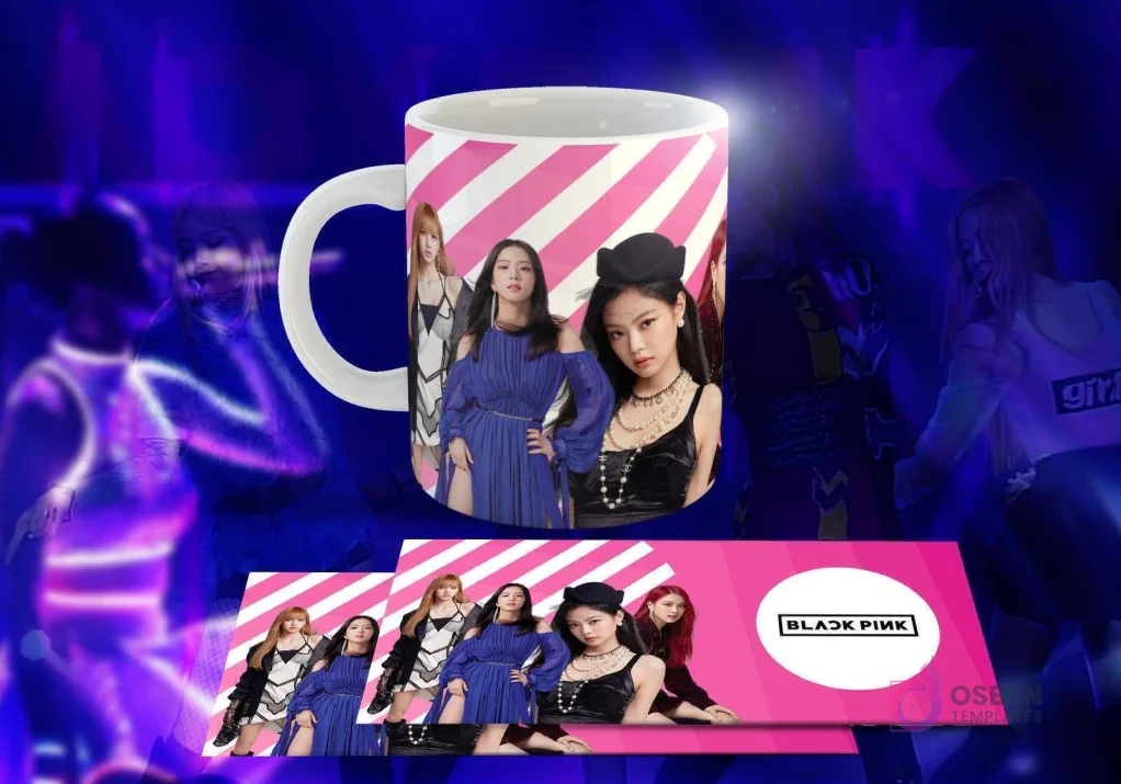 Taza blanca con diseño de Black Pink: Las cuatro miembros (Jisoo, Jennie, Rosé, Lisa) con atuendos elegantes, logo 'BLACK PINK' en blanco, fondo de rayas diagonales rosas y blancas.