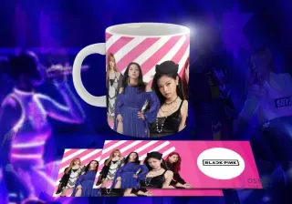 Taza blanca con diseño de Black Pink: Las cuatro miembros (Jisoo, Jennie, Rosé, Lisa) con atuendos elegantes, logo 'BLACK PINK' en blanco, fondo de rayas diagonales rosas y blancas.