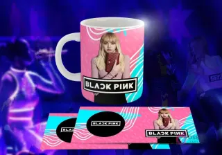 Taza blanca con diseño de Black Pink: Lisa con cartera roja, logo 'BLACK PINK' en círculo negro, fondo geométrico rosa y azul claro.