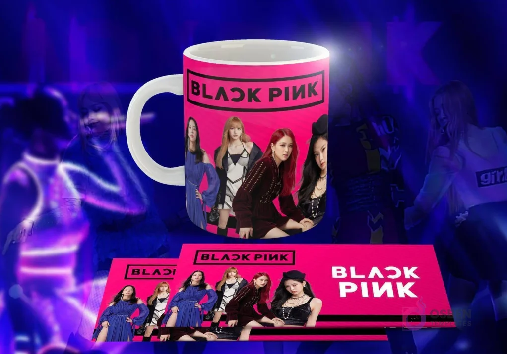 Taza blanca con diseño de Black Pink: Las cuatro miembros de Black Pink posando, logo 'BLACK PINK' en blanco, fondo rosa sólido brillante.