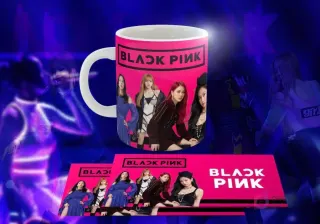 Taza blanca con diseño de Black Pink: Las cuatro miembros de Black Pink posando, logo 'BLACK PINK' en blanco, fondo rosa sólido brillante.