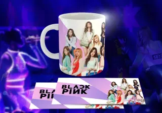 Taza blanca con diseño de Black Pink: Grupo completo de las cuatro miembros posando, logo 'BLACK PINK' en blanco, fondo geométrico blanco y morado.