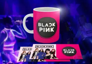Taza blanca con diseño de Black Pink: Logo 'BLACK PINK' en círculo negro sobre fondo rosa vibrante.
