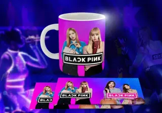 Taza blanca con diseño de Black Pink: Lisa y Rosé posando con bolsos, fondo degradado morado, logo 'BLACK PINK' al centro.