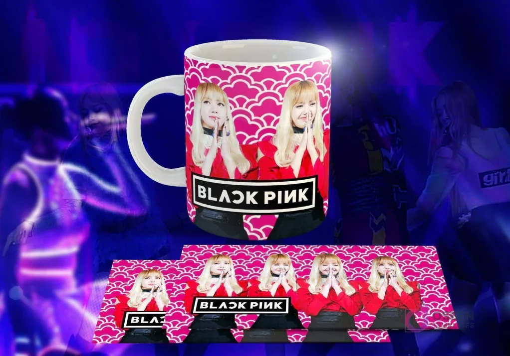 Taza blanca con diseño de Black Pink: Dos imágenes de Lisa sonriendo con atuendo rojo, logo 'BLACK PINK' en negro, fondo rosa con patrón geométrico.