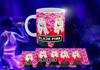 Taza blanca con diseño de Black Pink: Dos imágenes de Lisa sonriendo con atuendo rojo, logo 'BLACK PINK' en negro, fondo rosa con patrón geométrico.