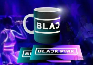Taza negra con diseño de Black Pink: Banda horizontal con logo 'BLACK PINK' en blanco sobre degradado teal y morado.