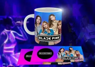Taza blanca con diseño de Black Pink: Las cuatro miembros (Jisoo, Rosé, Lisa, Jennie) posando, logo 'BLACK PINK' en blanco, fondo degradado azul.