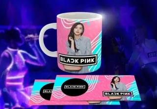 Taza blanca con diseño de Black Pink: Jisoo posando con camisa de rayas, logo 'BLACK PINK' en círculo negro, fondo geométrico rosa y azul claro.