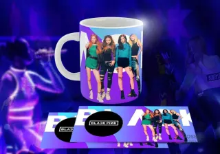 Taza blanca con diseño de Black Pink: Las cuatro miembros con atuendos verdes, negros y azules, logo 'BLACK PINK' en círculo negro, fondo degradado morado y azul.