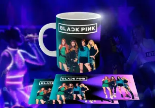 Taza negra con diseño de Black Pink: Las cuatro miembros con atuendos verdes, negros y azules, logo 'BLACK PINK' en banda blanca, fondo degradado morado y azul.