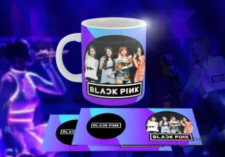 Taza blanca con diseño de Black Pink: Las cuatro miembros con vestidos coloridos, logo 'BLACK PINK' en círculo negro, fondo morado y azul con ondas.