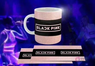 Taza de cerámica rosa brillante con diseño de Black Pink: Banda horizontal negra con logo 'BLACK PINK' en blanco.