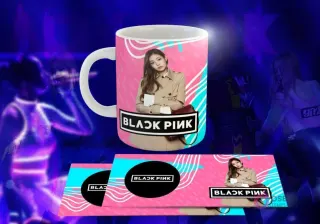Taza blanca con diseño de Black Pink: Jennie con abrigo beige, logo 'BLACK PINK' en círculo negro, fondo geométrico rosa y azul claro.