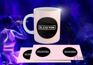 Taza blanca con diseño de Black Pink: Logo 'BLACK PINK' en círculo negro sobre fondo rosa pastel.