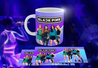 Taza blanca con diseño de Black Pink: Las cuatro miembros con atuendos verdes, negros y azules, logo 'BLACK PINK' en blanco, fondo degradado morado y azul.