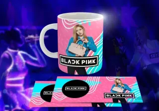 Taza blanca con diseño de Black Pink: Rosé con bolso azul, logo 'BLACK PINK' en círculo negro, fondo geométrico rosa y azul claro.