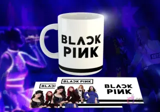 Taza blanca con diseño de Black Pink: Logo 'BLACK PINK' en negro, una franja negra en la base.