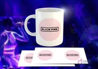 Taza blanca con diseño de Black Pink: Logo 'BLACK PINK' en círculo negro sobre fondo rosa pastel.