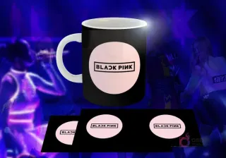 Taza negra con diseño de Black Pink: Logo 'BLACK PINK' en círculo negro sobre fondo rosa pastel.