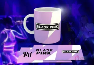 Taza blanca con diseño de Black Pink: Logo 'BLACK PINK' en blanco, fondo geométrico morado y blanco.