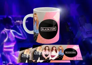 Taza blanca con diseño de Black Pink: Las cuatro miembros posando, logo 'BLACK PINK' en círculo negro, fondo rosa con puntos y formas abstractas.