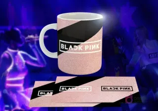 Taza de cerámica rosa brillante con diseño de Black Pink: Banda diagonal negra con logo 'BLACK PINK' en blanco.