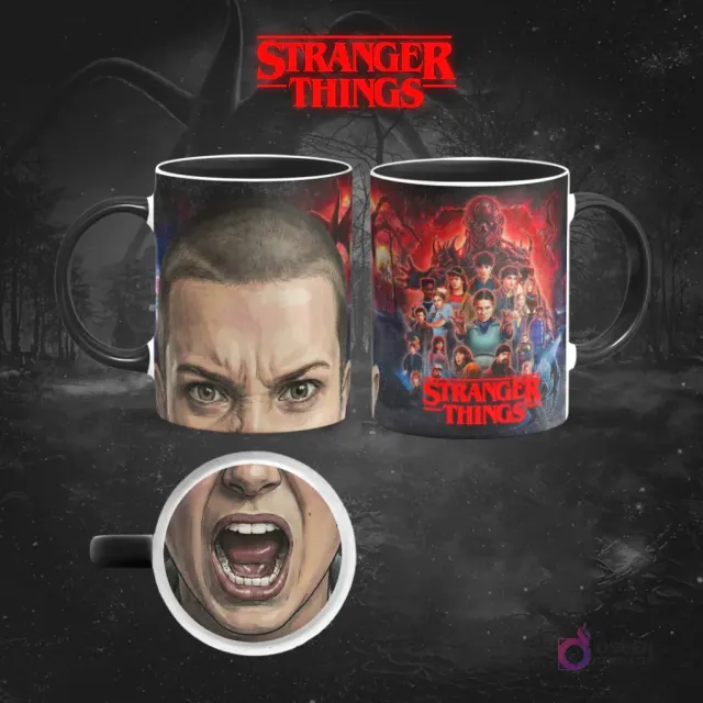Taza sublimada de Stranger Things con Eleven joven, ojos enojados, y en el reverso, el elenco completo y el logo, sobre fondo oscuro con Vecna.