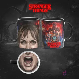 Taza sublimada de Stranger Things con Joyce Byers mostrando una expresión intensa, y el reverso con el elenco y el logo, sobre fondo misterioso del Upside Down.