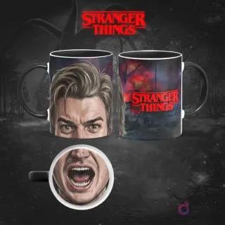 Taza sublimada de Stranger Things con Steve Harrington, expresión seria y cabello voluminoso, reverso con el logo y un Demogorgon, sobre fondo de bosque.