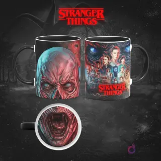 Taza sublimada de Stranger Things con el rostro grotesco de Vecna, piel roja y ojos penetrantes, reverso con el elenco y el logo, fondo oscuro y azul.