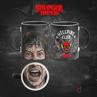 Taza sublimada de Stranger Things con Eddie Munson, con bandana y gesto intenso, reverso con el logo del Hellfire Club, sobre fondo de bosque.