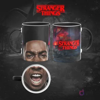 Taza sublimada de Stranger Things con Lucas Sinclair, mirada desafiante y reverso con el logo y criaturas voladoras del Upside Down, sobre fondo oscuro y rojo.