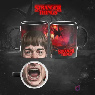 Taza sublimada de Stranger Things con Will Byers, expresión de miedo y vulnerabilidad, reverso con el logo y el Mind Flayer, sobre fondo oscuro.