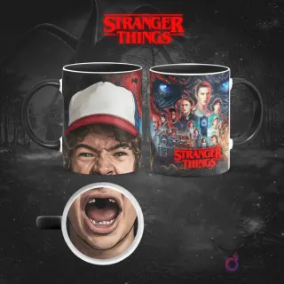 Taza sublimada de Stranger Things con Dustin Henderson, gorra roja y blanca, boca abierta sin dientes, reverso con el elenco y el logo, fondo oscuro.
