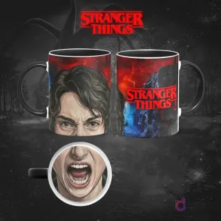 Taza sublimada de Stranger Things con Mike Wheeler, expresión tensa y cabello rizado, reverso con el logo y el Upside Down, sobre fondo oscuro.