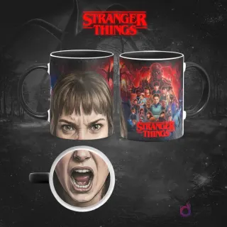 Taza sublimada de Stranger Things con Nancy Wheeler, expresión de determinación y el reverso con el elenco completo y el logo, sobre fondo rojizo.