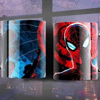 Taza de sublimación con diseño de Spider-Man Miles Morales en primer plano con ojo azul brillante y un diseño de cómic abstracto en tonos azules.