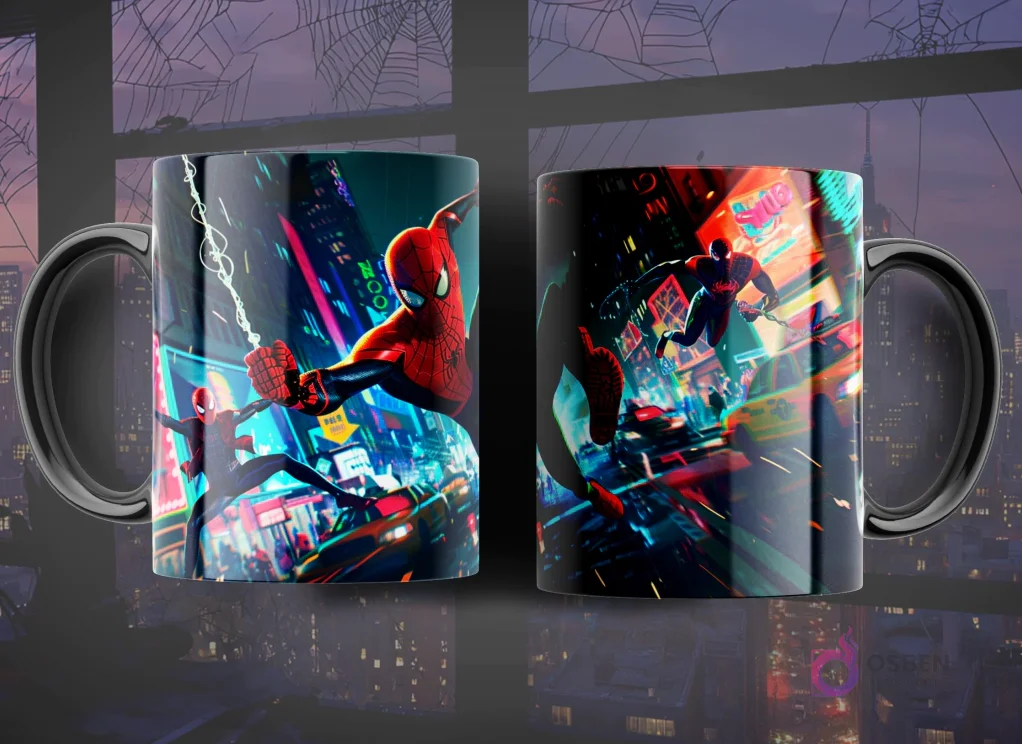 Taza de sublimación con diseños dinámicos de Spider-Man Miles Morales y otro héroe arácnido saltando entre rascacielos con luces de neón urbanas.