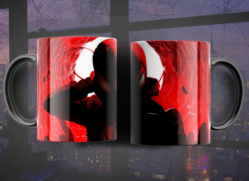 Taza con diseño estilizado de silueta de Spider-Man Miles Morales sobre un vibrante fondo rojo con patrón de telaraña.