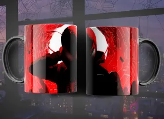 Taza con diseño estilizado de silueta de Spider-Man Miles Morales sobre un vibrante fondo rojo con patrón de telaraña.