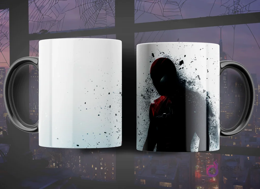 Taza de sublimación con diseño minimalista de Spider-Man Miles Morales emergiendo de efectos de partículas oscuras sobre un fondo blanco y gris.