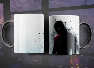 Taza de sublimación con diseño minimalista de Spider-Man Miles Morales emergiendo de efectos de partículas oscuras sobre un fondo blanco y gris.